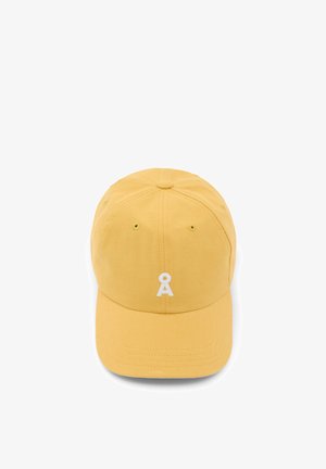 Geel honkbalpet met een gebogen klep en een klein wit gestileerd "Å"-logo in het midden van het voorpaneel.