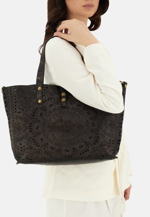 Borsa tote in pelle nera con motivi floreali in rilievo, dettagli decorativi in metallo e logo. Dotata di robuste cinghie per la spalla.