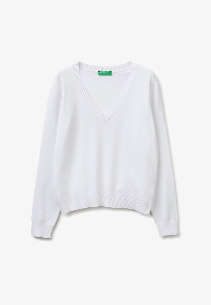 Pull blanc à manches longues avec col en V, poignets et ourlet côtelés, avec une étiquette verte "United Colors of Benetton" à l'intérieur de l'encolure.