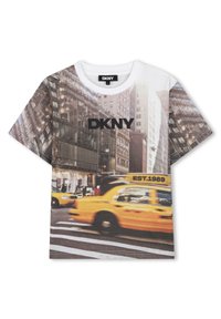 Witte t-shirt met korte mouwen, voorzien van een stadsgezicht-print met een gele taxi en het 'DKNY'-logo in vet zwart over de borst.