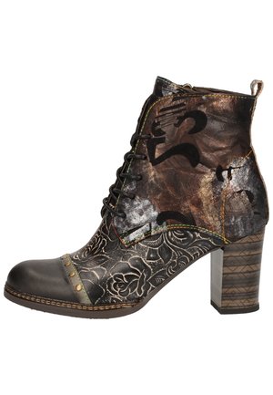 Bottine en cuir marron et noir avec motifs floraux, lacets noirs, surpiqûres décoratives et talon haut en bois superposé.