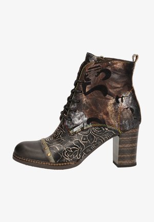 Bota de cuero marrón y negro con patrones florales, cordones negros, costuras decorativas y un tacón alto de madera apilada.