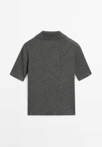 Koszulka polo z krótkim rękawem w ciemnoszarym prążkowanym materiale, z klasycznym kołnierzem. Tkanina wydaje się miękka i lekko rozciągliwa, z minimalną ilością detali.