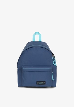 Mochila azul marino hecha de tela duradera, con un bolsillo frontal con cremallera, acentuada por cremalleras y costuras en azul claro, con un asa superior.