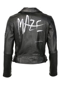 Sort læder bikerjakke med sølvnitter langs skuldrene og nederkanten. Har et stort hvidt "MAZE" grafisk motiv på bagsiden.