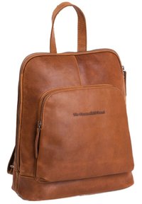 Zaino in pelle marrone con manico superiore, scomparto principale con zip, tasca frontale e logo in rilievo. Texture liscia, forma rettangolare.