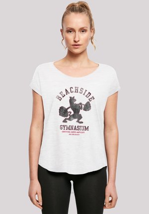 Weißes T-Shirt mit kurzen Ärmeln, das ein schwarzes Grafikmotiv eines Bären zeigt, der mit Gewichten trainiert, mit "BEACHSIDE GYMNASIUM" in fetten roten Buchstaben aufgedruckt.