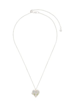 Srebrna ogrlica z verigo z obeskom v obliki srca, na katerem so vgravirane modre rože, zelena stebla in besede "Ne pozabi me."