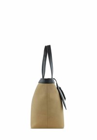 Beige Canvas-Tasche mit einer strukturierten, zulaufenden Form. Verfügt über schwarze Lederriemen und -besätze sowie ein kleines angebrachtes Accessoire oder Etikett.
