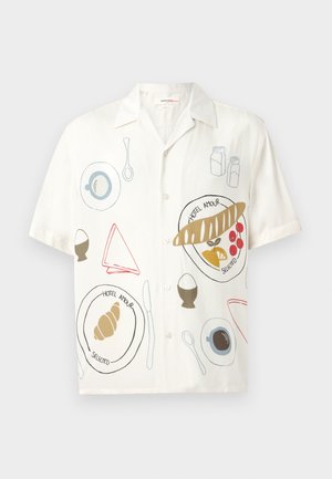 Weißes Kurzarmhemd mit Knöpfen, bedruckt mit Frühstücksgegenständen wie Croissant, Brot, Eiern, Kaffee und Besteck sowie dem Schriftzug "Hotel Amour".