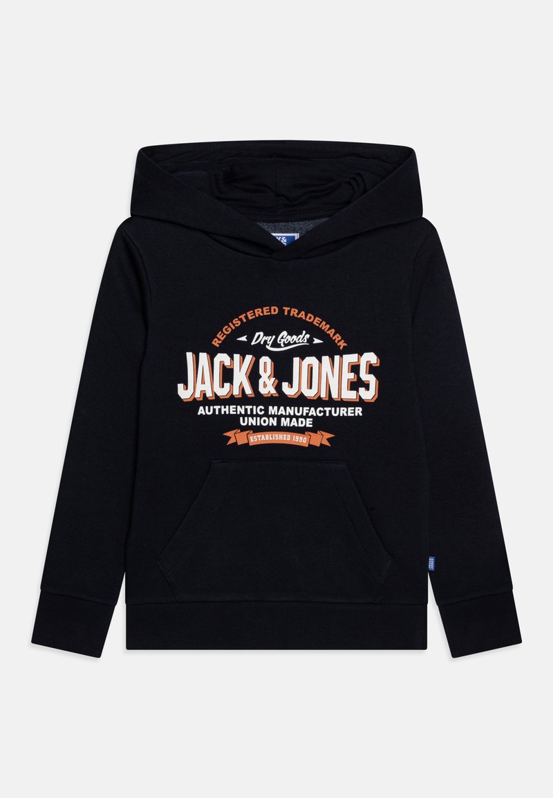 Črna kapuca s kengurujem žepom, ki ima izstopajoč grafični tisk v oranžni in beli barvi, vključno z napisom "Jack & Jones," ustanovljen 1990.