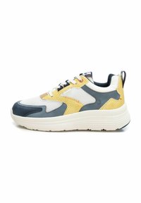 Sneaker con lacci che presenta una combinazione di rete bianca, accenti testurizzati gialli e suede grigio. Suola bianca spessa con motivo rigato.