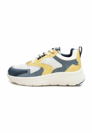 Sneaker con lacci che presenta una combinazione di rete bianca, accenti testurizzati gialli e suede grigio. Suola bianca spessa con motivo rigato.