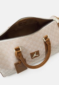 Jordan JAM MONOGRAM DUFFLE BAG UNISEX - Športna torba - coconut milk