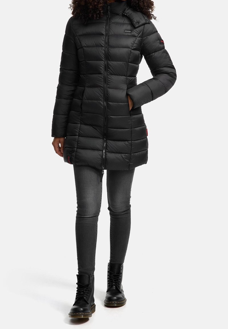 Manteau matelassé noir, mi-longue jusqu'aux genoux, avec un col montant, des manches longues et une fermeture éclair. Présente des coutures verticales et des poches latérales.