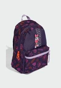 Fialový batoh s potiskem postaviček z Disney v oranžové a růžové barvě. Obsahuje přední kapsu s růžovým zipem a horní držadlo.