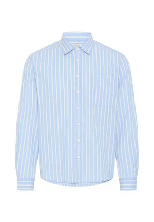 Lyseblå stribet skjorte med hvide vertikale striber, knaplukning foran, lange ærmer, enkelt brystlomme og rundet kant. Bomuldsstof.