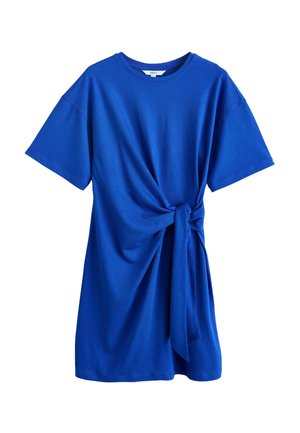 Helles blaues Kurzarmkleid mit rundem Ausschnitt und seitlicher Knotendetail, das einen gerafften Effekt vorne erzeugt.