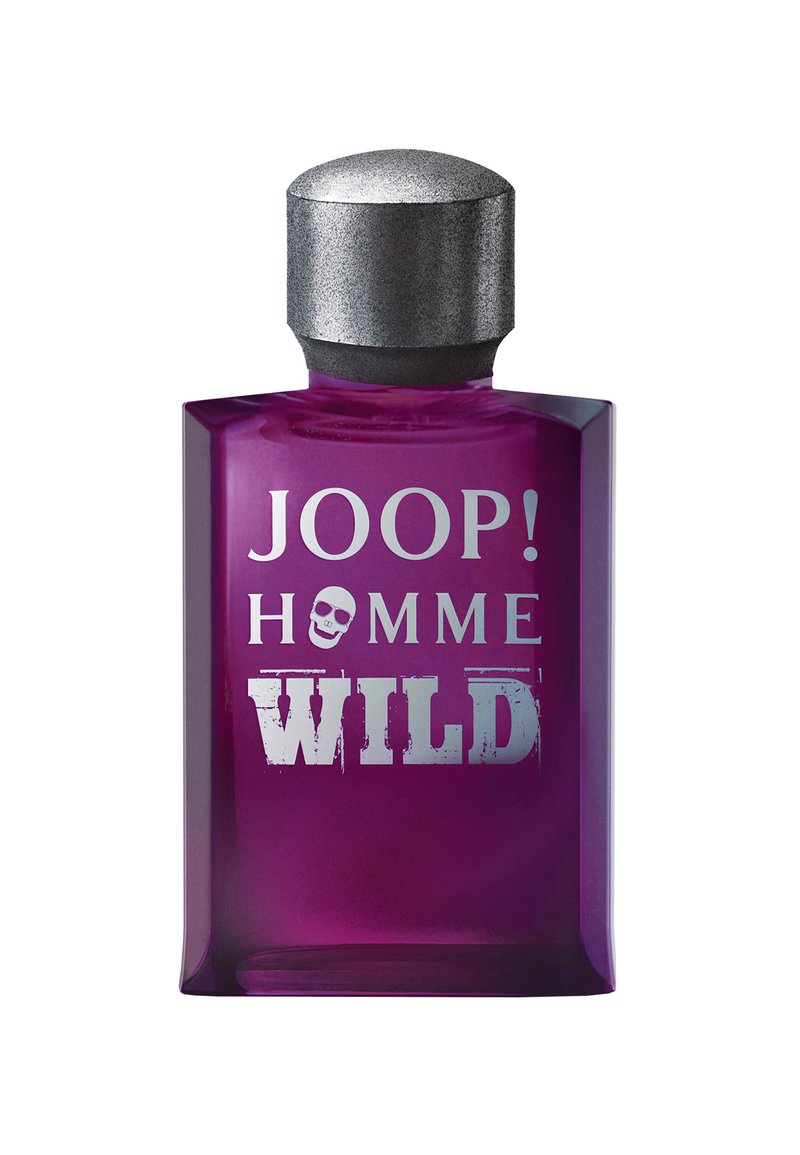 Lila glasparfymflaska med ett silvermetallock. Har fet text: "JOOP! HOMME WILD" och en dödskalle grafik på framsidan.