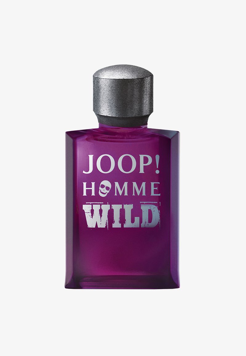 Lila glasparfymflaska med ett silvermetallock. Har fet text: "JOOP! HOMME WILD" och en dödskalle grafik på framsidan.