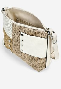 Bolso de mano multitejido con yute trenzado, acentos en cuero sintético blanco y herrajes plateados. Incluye cierre con cremallera y correa ajustable.