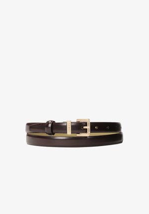 Bruin leren riem met een gouden metalen gesp. Heeft een gladde textuur en verschillende perforaties voor verstelbare maat.