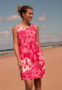 Robe rose sans manches présentant des motifs variés de créatures marines et de coquillages, confectionnée dans un tissu léger, avec une coupe décontractée et des coutures plates.