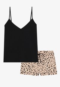 Zwarte mouwloze top met een V-hals en dunne bandjes, gecombineerd met beige shorts met een zwart luipaardmotief en een koordsluiting in de taille.