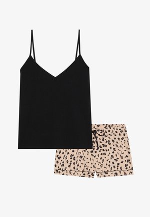 Svart ärmlös topp med V-ringning och tunna axelband, matchad med beige shorts med svart leopardskrift och dragsko i midjan.