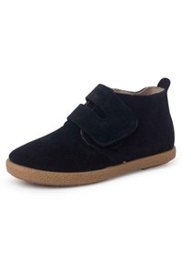 Schwarze Wildleder-Stiefelette mit Gummisohle, ausgestattet mit einem breiten Klettverschluss und einem runden Zehenbereich für einfaches An- und Ausziehen.