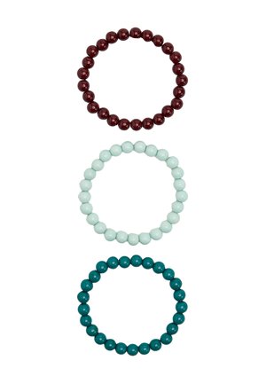 Trzy okrągłe bransoletki z koralików w kolorze ciemnoczerwonym, jasnej mięty i niebieskozielonym, ułożone pionowo na białym tle.