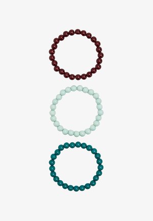 Trzy okrągłe bransoletki z koralików w kolorze ciemnoczerwonym, jasnej mięty i niebieskozielonym, ułożone pionowo na białym tle.
