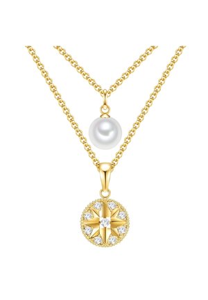 Goldene Halskette mit zwei Ketten, die einen großen runden Anhänger mit Sterndesign zeigt, verziert mit klaren Steinen und einer zentralen Perle.