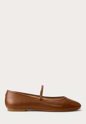 Ballerines en cuir marron, dotées d'un bout arrondi, d'une fine bride et d'une texture lisse, avec une semelle plate pour plus de stabilité.