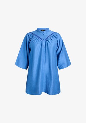 Sininen nappipaita, jossa on mandariinikaulus, löysä muotoilu, tekstuuri kangas, lyhyet hihat ja koristeompeleet kauluksessa.