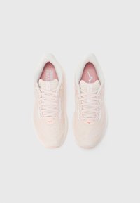 Zapatillas de correr rosa claro con parte superior de malla, cuello acolchado y cordones; detalles en rosa en la plantilla y la marca. Punta redondeada y suela acolchada.