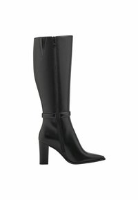 Bota de cuero negra hasta la rodilla con punta afilada, tacón cuadrado, cremallera lateral y una correa decorativa alrededor del tobillo. Textura de superficie suave.