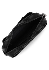 Sac en cuir noir avec fermeture à zip, présentant une texture lisse et une poche intérieure. Le sac a une forme structurée et des accents minimaux.