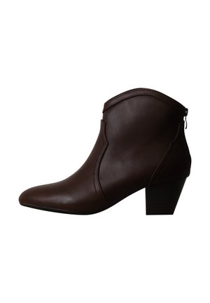 Bottine en cuir marron foncé avec bout pointu, talon bloc bas, bord supérieur courbé et fermeture éclair à l'arrière.