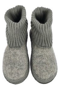 Grau Wollschuhe mit einem gerippten Strickbund, runder Zehenform und einer weichen, strukturierten Oberfläche. Einfaches Design, ohne zusätzliche Verzierungen.