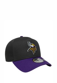 Schwarze Baseballmütze mit einem lila Schirm, versehen mit einem gestickten Wikinger-Logo in Gold und Lila. Strukturiertes Design, verstellbarer Riemen.