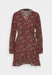 Blumenwendekleid in Schwarz mit lebhaften rosa, grünen und weißen Blumen. Lange Ärmel und ein ausgestellter Saum. Leichter Stoff mit weicher Textur.