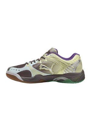 Chaussure de sport multicolore Puma avec des accents brun, bleu clair, jaune, vert et violet, composée de matériaux en maille et synthétiques, et une semelle en caoutchouc.