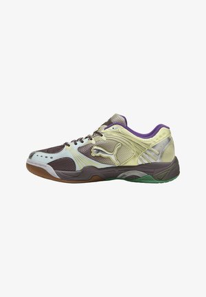 Chaussure de sport multicolore Puma avec des accents brun, bleu clair, jaune, vert et violet, composée de matériaux en maille et synthétiques, et une semelle en caoutchouc.