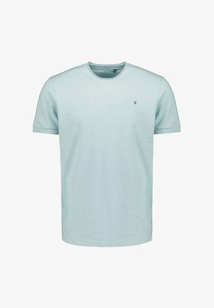 Lichtblauw T-shirt met korte mouwen van zacht katoen. Heeft een ronde halslijn en een kleine logo-accent op de borst. Eenvoudige textuur.