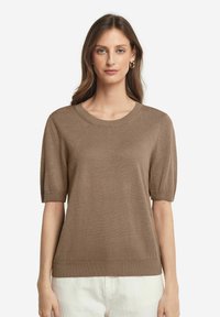 Brun strikket t-shirt med korte ærmer, rund hals og ribbede kanter, med en glat tekstur og afslappet pasform.