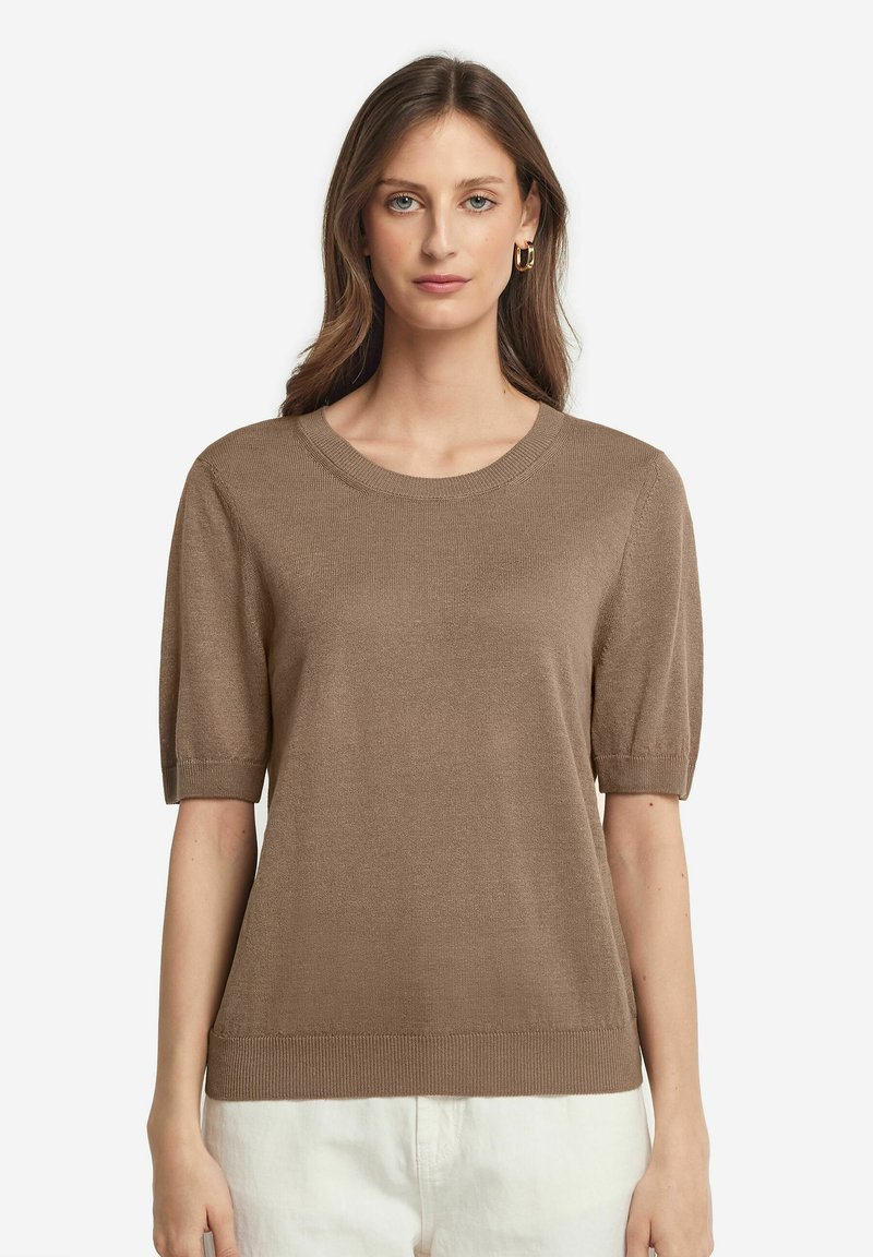 Brun strikket t-shirt med korte ærmer, rund hals og ribbede kanter, med en glat tekstur og afslappet pasform.