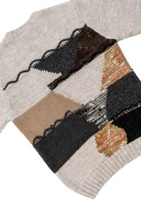 Maglione lavorato a maglia con una combinazione di toppe testurizzate in beige, nero, marrone e colori tenui, con dettagli a zigzag e diverse trame di tessuto.