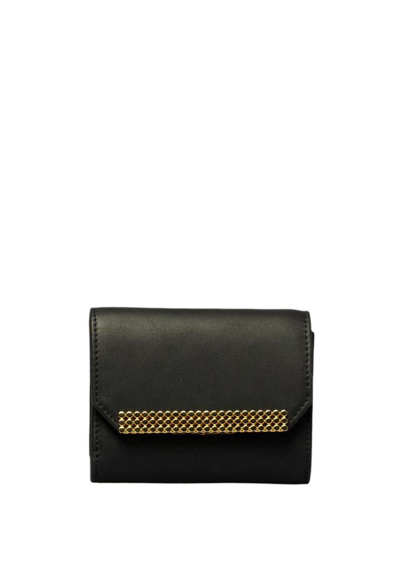 Zwarte leren portemonnee met een opklapbaar ontwerp, voorzien van een gouden gaasaccent aan de voorkant. Gladde textuur, compacte rechthoekige vorm.