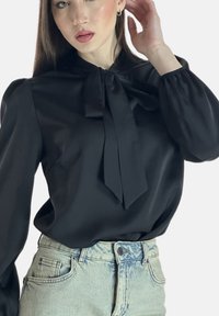 Elara Maglietta a manica lunga - schwarz